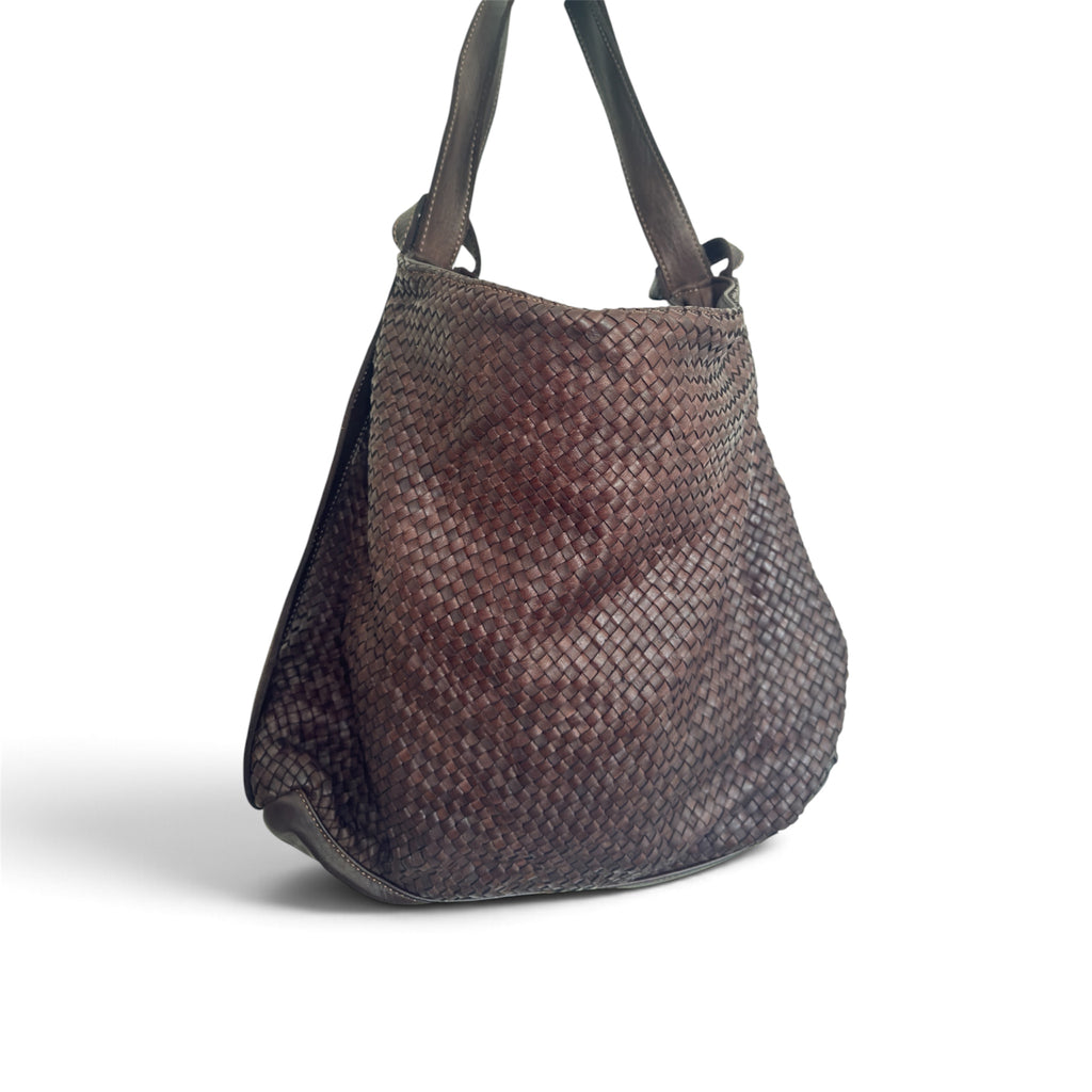 Leather handbag inspired by classic Italian brands